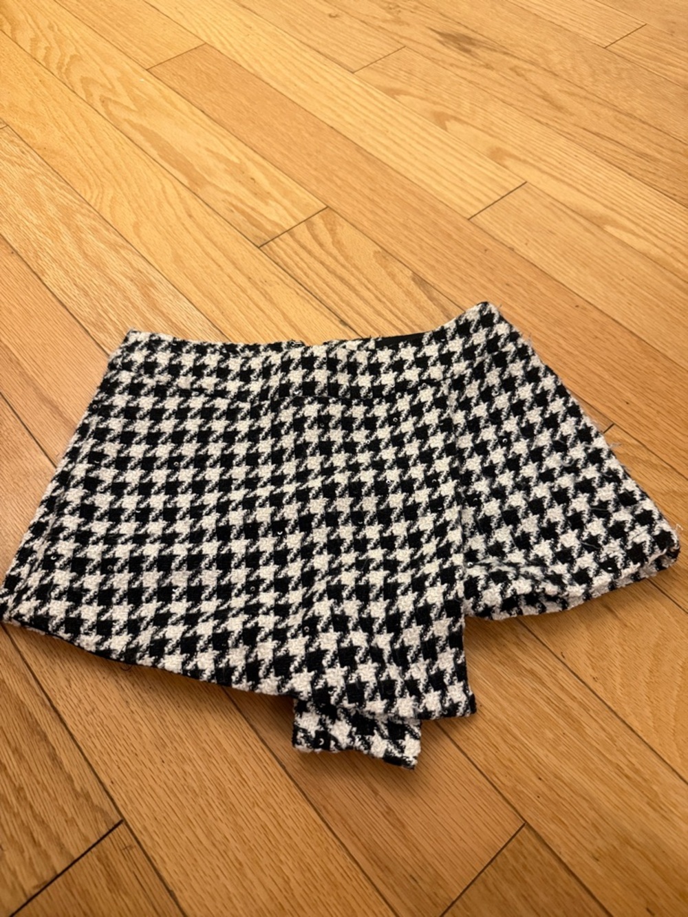 Katie J NYC Black & White Houndstooth Skort